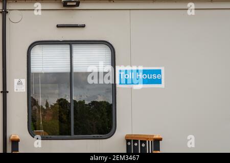 Bristol, England, Großbritannien - Juni 09, 2019: Die Toll House auf der Clifton Suspension Bridge, auf der Clifton Village Seite gesehen Stockfoto