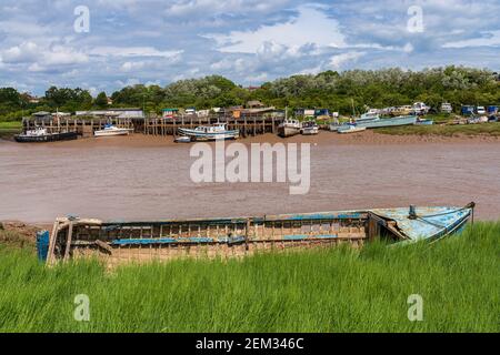 Pille, North Somerset, England, Großbritannien - Juni 08, 2019: Blick von der Pille Vorland über den Fluss Avon auf der Anzünder Quay in Shirehampton/Bristol Stockfoto