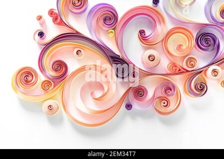 Quilling Papierkunst Hobby. Filigranes Papier abstrakt floralen Hintergrund in rosa-lila Tönen mit Kopierraum. Verdrehte Figuren aus Streifen von farbigem Papier Stockfoto