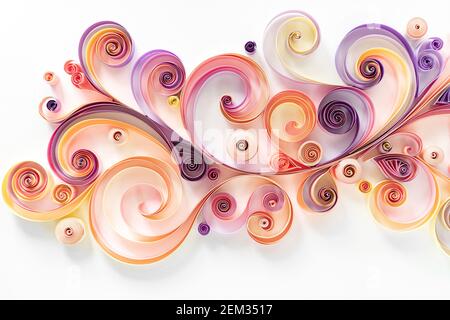 Hintergrund des Quilling-Papiers. Farbige Papierstreifen werden gerollt und gewellt für ein abstraktes Blumenarrangement. Platte aus Quilling Papier in rosa und pur Stockfoto