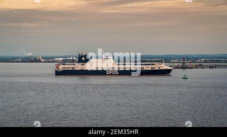 In der Nähe von Immingham, North Lincoln, England, Großbritannien - 22. Mai 2019: Eine DFDS-Frachtfähre auf dem Weg nach Immingham, vom Fluss Humber aus gesehen Stockfoto