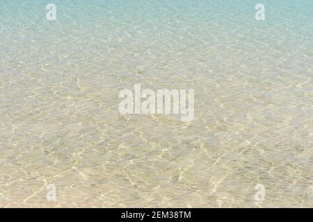 Sanfte blaue Meereswelle am sauberen Sandstrand. Urlaub und Reisekonzept. Elafonisi Griechenland. Stockfoto