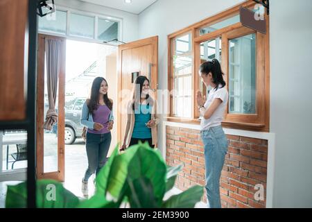 Portrait des asiatischen Gästehauspersonals, das Gäste in einem Boutique-Hotel begrüßt Stockfoto