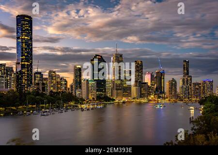 Brisbane, Australien - die Stadt ist bei Sonnenuntergang beleuchtet, vom Aussichtspunkt Kangaroo Point aus gesehen Stockfoto