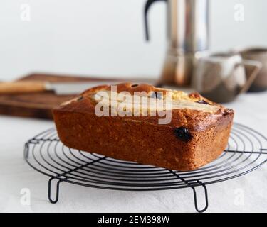 Bananenbrot, ganzer Kuchen mit Banane und Heidelbeeren. Frühstück am Morgen mit Kaffee Stockfoto