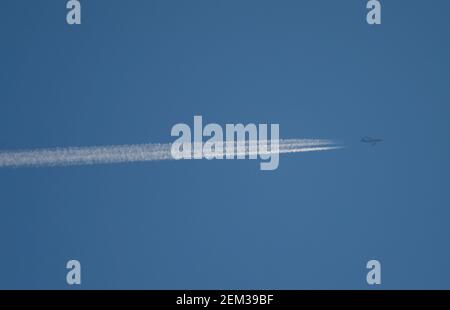 24 February 2021. Distant view of US Air Force Boeing KC-135R Stratotanker overflying London at 33,000ft from Mildenhall in Suffolk heading south. Credit: Malcolm Park/Alamy Stock Photo