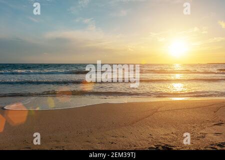Sommer Hintergrund mit tropischen Strand während Sonnenuntergang. Urlaub und Reisekonzept. Stockfoto