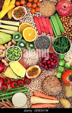 Pflanzliches High Fiber gesundes veganes Essen mit Obst, Gemüse, Hülsenfrüchten, Samen, Getreideprodukten & Getreide. Stockfoto