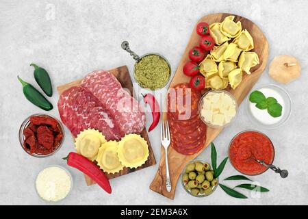 Niedriger Cholesterinspiegel Italienische Lebensmittel mit einer großen Sammlung von gesunden Lebensmitteln. Hoher Gehalt an Antioxidantien, Anthocyanen, Lycopin, Protein, Vitaminen, Glasfaser. Stockfoto