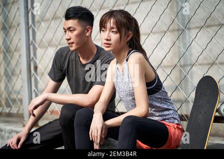 Junge asiatische Erwachsene Paar Mann und Frau entspannen im Freien Nach dem Training Stockfoto