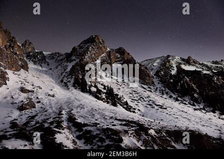 Dramatische Landschaft der Bergkette am Nachthimmel mit Sternen in der Nähe von Almaty, Kasachstan Stockfoto