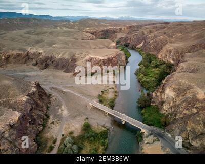 Luftpanorama der Brücke am Fluss Charyn in der Wüste In Kasachstan Stockfoto