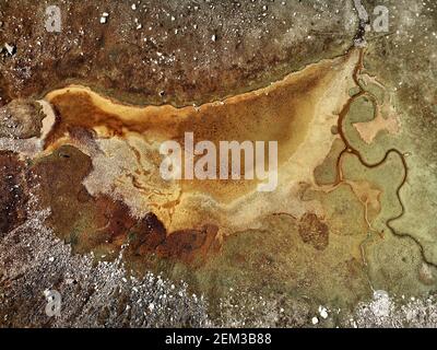 Draufsicht auf schöne Landschaft des Bergsees in der Nähe von Almaty Stadt, Kasachstan. Luftaufnahme auf der Drohne Stockfoto