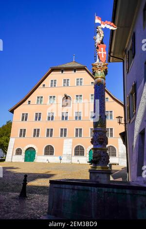 Fontaine de Saint Mauritius (von Hans Gieng) in der Nähe des Museums Altes Zeughaus. Kanton Solothurn, Schweiz. Stockfoto