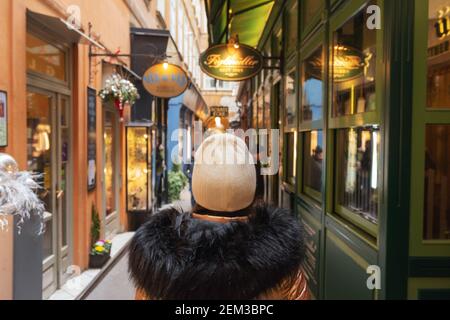 Wien, Österreich - 16. Januar 2020: Reisende ist in der Nähe von Figlmuller Restaurant in Wien. Eröffnet im Jahr 1905, ist es wie ein Haus des Schnitzels bekannt. Stockfoto