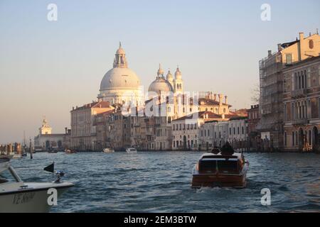 Gondel auf einem Kanal an einem sonnigen Tag in Venedig, Italien Stockfoto