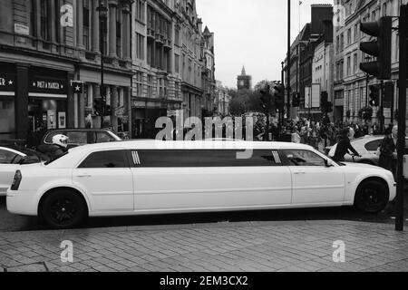 LONDON - 24th. OKTOBER 2020: Eine weiße, gestreckte Limousine fährt am Trafalgar Square in London vorbei. Stockfoto