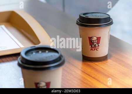 Prag, Tschechische Republik -19. Januar 2020: Tasse Kaffee mit KFC-Logo auf dem Tisch. Stockfoto