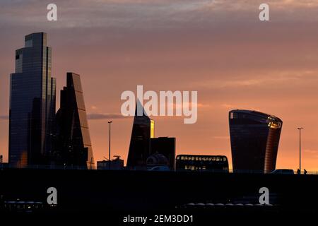 Ein Bus wird gegen den frühen Morgenhimmel und auf der Überquerung der Waterloo-Brücke in London silhouettiert. Bilddatum: Mittwoch, 24. Februar 2021. Stockfoto