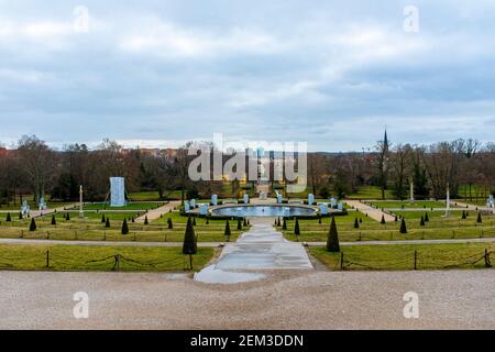 Potsdam, Deutschland. Garten des berühmten Oranienburger Schlosses in Berlin-Potsdam, heute UNESCO-Weltkulturerbe, ein Beispiel für ehemalige, königliche Architektur. Stockfoto