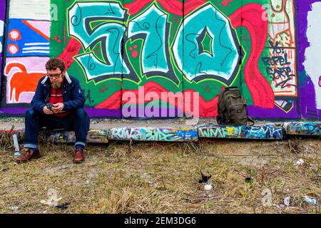 Berlin, Deutschland. Remote Self Portrait mit Graffiti & Urban Street Art auf einem Teil und Teil der ehemaligen Berliner Mauer in Spandau. Stockfoto