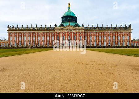 Potsdam, Deutschland. Das ikonische Neue Schloss in Berlin-Potsdam, heute UNESCO-Weltkulturerbe, ein Beispiel für ehemalige, königliche Architektur. Stockfoto