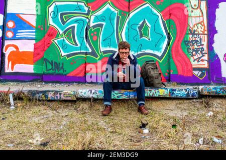 Berlin, Deutschland. Remote Self Portrait mit Graffiti & Urban Street Art auf einem Teil und Teil der ehemaligen Berliner Mauer in Spandau. Stockfoto