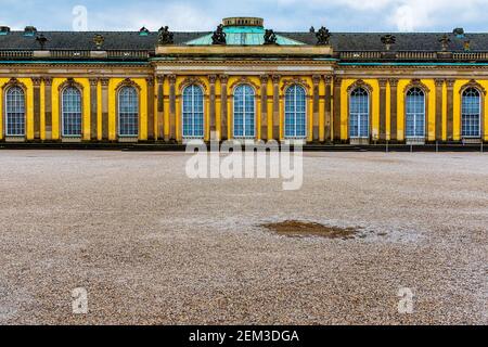 Potsdam, Deutschland. Das ikonische Schloss Oranienburg in Berlin-Potsdam, heute UNESCO-Weltkulturerbe, ein Beispiel für ehemalige, königliche Architektur. Stockfoto