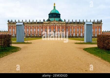 Potsdam, Deutschland. Das ikonische Neue Schloss in Berlin-Potsdam, heute UNESCO-Weltkulturerbe, ein Beispiel für ehemalige, königliche Architektur. Stockfoto