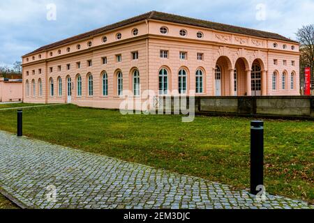 Potsdam, Deutschland. Das ikonische Besucherzentrum Oranienburg Park in Berlin-Potsdam, heute UNESCO-Weltkulturerbe, ein Beispiel für ehemalige, königliche Architektur. Stockfoto