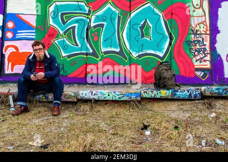 Berlin, Deutschland. Remote Self Portrait mit Graffiti & Urban Street Art auf einem Teil und Teil der ehemaligen Berliner Mauer in Spandau. Stockfoto