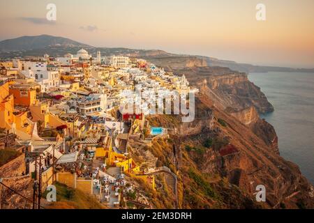 Fira, Griechenland - 28. September 2011: Sonnenuntergangsszene in der Stadt Fira, mit Einheimischen und Touristen, auf der Insel Santorini (Thira), Griechenland Stockfoto