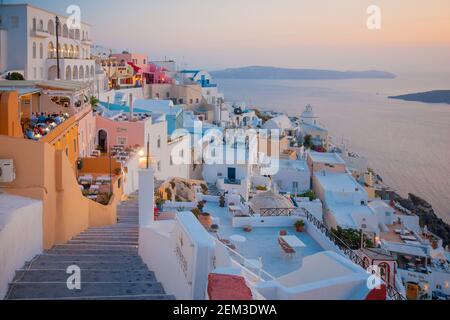 Fira, Griechenland - 28. September 2011: Sonnenuntergangsszene in der Stadt Fira, mit Einheimischen und Touristen, auf der Insel Santorini (Thira), Griechenland Stockfoto