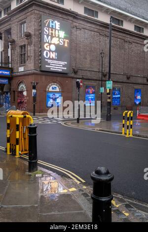 Die Show muss im Prince Edward Theater weitergeführt werden, das vor der Coronavirus-Pandemie das Mary Poppins Musical in Soho's Old Compton Street im Herzen des West End Theatreland zeigte, das während der dritten englischen Sperre am 22. Februar 2021 in London, England, geschlossen bleibt. Stockfoto