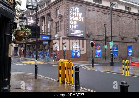 Die Show muss im Prince Edward Theater weitergeführt werden, das vor der Coronavirus-Pandemie das Mary Poppins Musical in Soho's Old Compton Street im Herzen des West End Theatreland zeigte, das während der dritten englischen Sperre am 22. Februar 2021 in London, England, geschlossen bleibt. Stockfoto