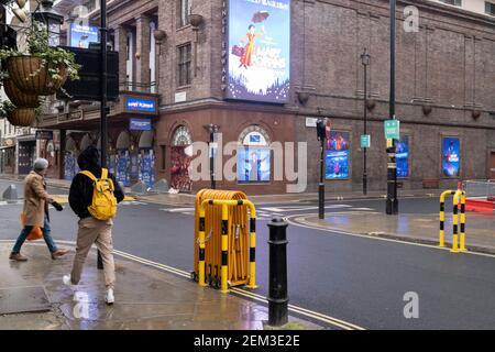 Das Prince Edward Theater, das vor der Coronavirus-Pandemie das Mary Poppins Musical in Soho's Old Compton Street im Herzen des West End's Theatreland zeigte, bleibt während der dritten englischen Sperre am 22. Februar 2021 in London, England, geschlossen. Stockfoto