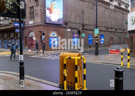 Das Prince Edward Theater, das vor der Coronavirus-Pandemie das Mary Poppins Musical in Soho's Old Compton Street im Herzen des West End's Theatreland zeigte, bleibt während der dritten englischen Sperre am 22. Februar 2021 in London, England, geschlossen. Stockfoto