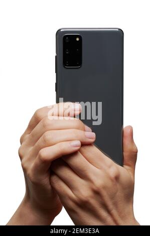 Halten Smartphone ruhig mit zwei Händen isoliert auf weißem Studio Hintergrund Stockfoto