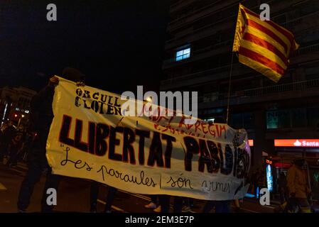 barcelona, spanien - 16. februar 2021: Menschen marschieren und protestieren gegen die Inhaftierung des Rappers Pablo Hasel, der gegen den König gesungen hat Stockfoto