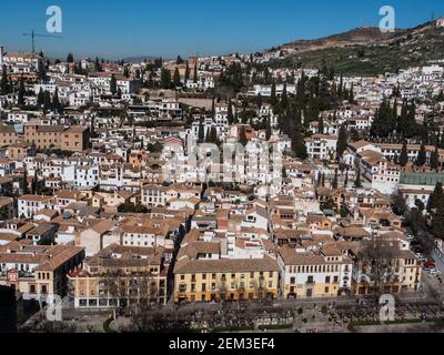 Erhöhter Blick über die Stadt Granada in Andalusien, Spanien. Stockfoto