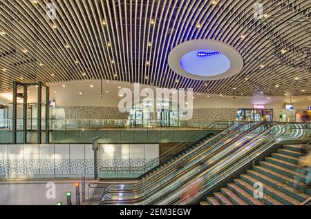 Delft, Niederlande, 13. Februar 2021: Innenraum der Haupthalle des neuen Bahnhofs, mit Treppen, Rolltreppen und dem Eingang zum munic Stockfoto