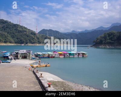 Bunte Boote auf Shihmen Reservoir in Taiwan geparkt. Dieser Stausee ist der drittgrößte Stausee oder künstliche See in Taiwan. Stockfoto