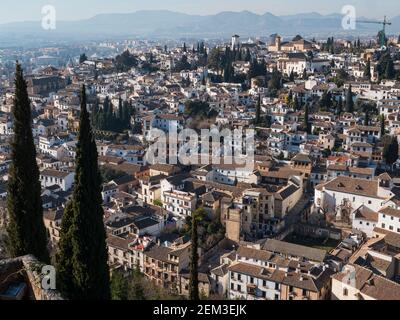 Erhöhter Blick über die Stadt Granada in Andalusien, Spanien. Stockfoto