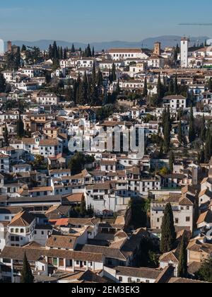 Erhöhter Blick über die Stadt Granada in Andalusien, Spanien. Stockfoto