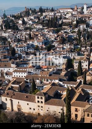 Erhöhter Blick über die Stadt Granada in Andalusien, Spanien. Stockfoto