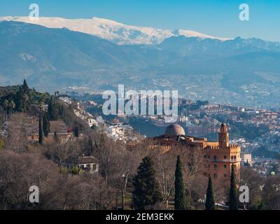 Erhöhter Blick über die Stadt Granada mit den schneebedeckten Bergen der Sierra Nevada in Andalusien, Spanien. Stockfoto