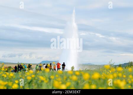 Touristen, die Strokkur Geysir/Geysir beobachten, brechen an den beliebten geothermischen heißen Quellen im Haukadalurtal, Island - Island Tourismus aus Stockfoto