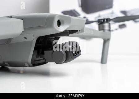 Heraklion, Griechenland - 05. Oktober 2020: DJI Mavic Air 2 Quadcopter auf weißem Hintergrund. Stockfoto