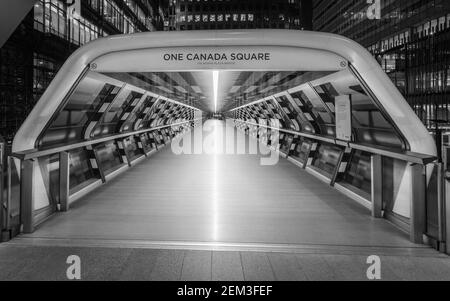 Verbunden mit Licht am Canary Wharf: One Canada Square in monochromer Form. Stockfoto