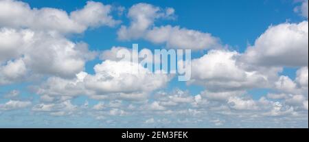 Panorama Hintergrund des blauen Himmels mit Wolken Stockfoto